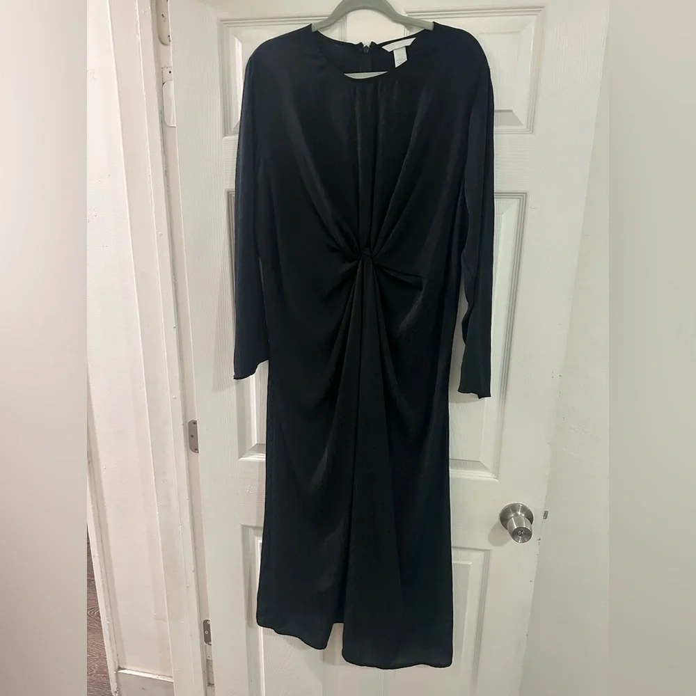 Elegant Black Long Sleeve Dress - Picture 2 of 3
